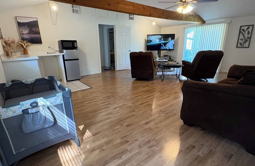 Coldspring House | Cozy Nest 3-bedroom house in Coldspring with WiFi and AC