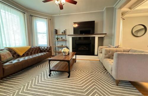 Ravenswood Apartment | Cozy Nest in Chicago's Vibrant Lincoln Square