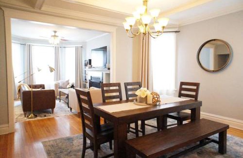 Ravenswood Apartment | Cozy Nest in Chicago's Vibrant Lincoln Square