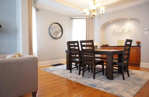 Ravenswood Apartment | Cozy Nest in Chicago's Vibrant Lincoln Square