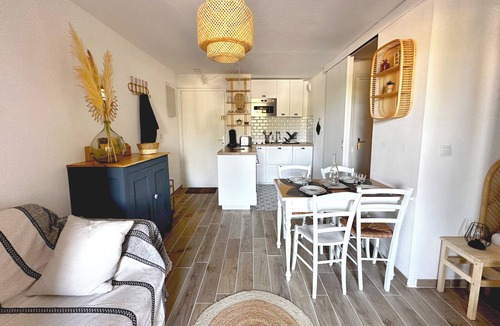 Miramar Apartment | Cozy nest near the beach quiet balcony parking available