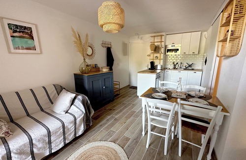 Miramar Apartment | Cozy nest near the beach quiet balcony parking available