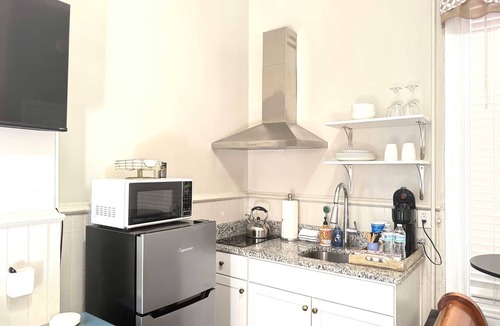 Fan District Apartment | Cozy nest/private porch/museums/free parking