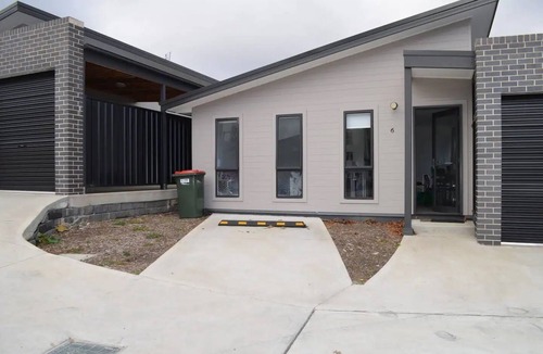 Bowenfels House | Cozy new 3 bedroom villa in secure complex.