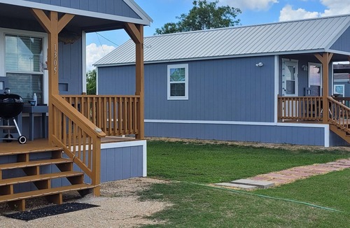 Long Mott Cabin | Cozy New Cabins