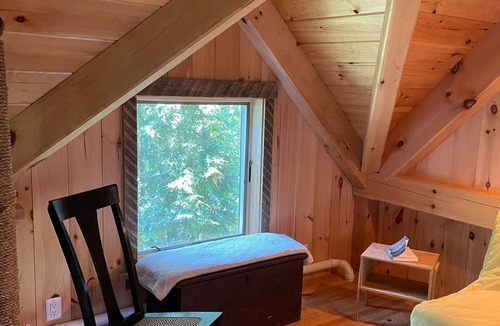 Tisbury Cottage | Cozy New TimberFrame Vineyard Haven!