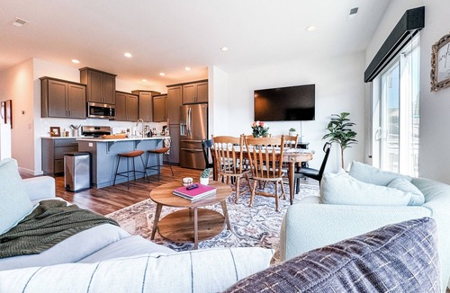 South Gateway House | Cozy New Townhome in South Salem with King Beds, Game Room, Vintage Vibes