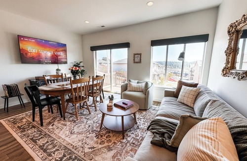 South Gateway House | Cozy New Townhome in South Salem with King Beds, Game Room, Vintage Vibes