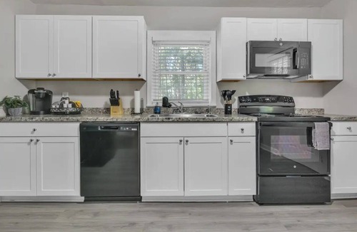 Newnan House | Cozy Newnan Retreat