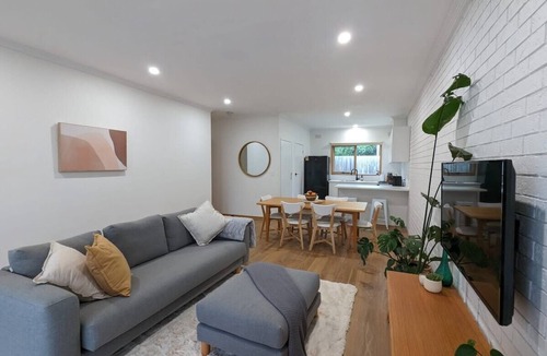 Newtown House | Cozy Newtown 2 bedroom unit