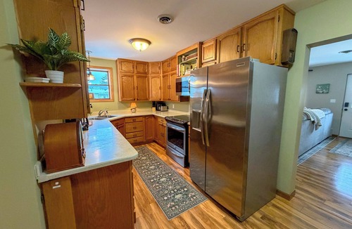 North Tonawanda House | Cozy Niagara Retreat