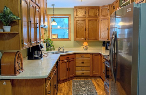 North Tonawanda House | Cozy Niagara Retreat