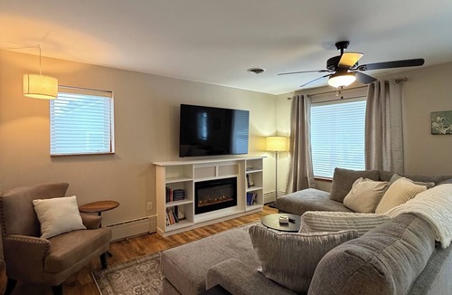 North Tonawanda House | Cozy Niagara Retreat