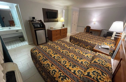 Braeburn Hotel | Cozy Non-Smoking Double Bedroom in welcoming Houston with AC comfort