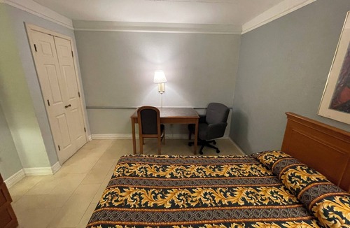Braeburn Hotel | Cozy Non-Smoking Double Bedroom in welcoming Houston with AC comfort