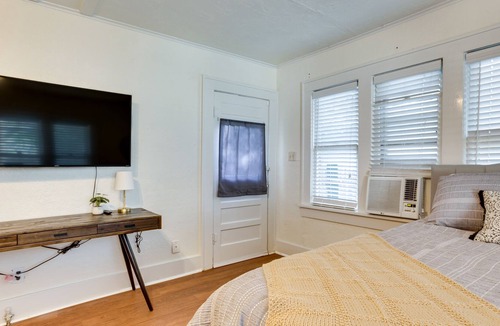 Norman Apartment | Cozy Norman Studio: Walk to OU + Campus Corner!