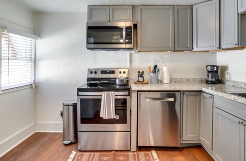Norman Apartment | Cozy Norman Studio: Walk to OU + Campus Corner!
