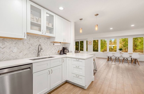 Riverbend House | Cozy North Bend Riverfront Cabin w/hot tub!