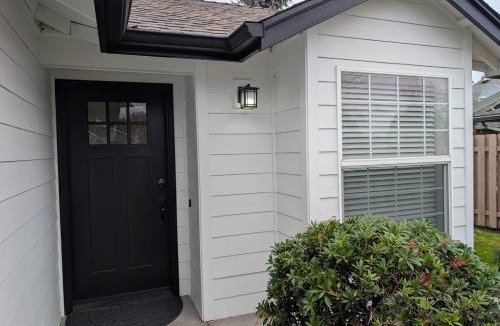 Keizer House | Cozy North Keizer Retreat with fireplace