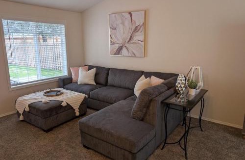 Keizer House | Cozy North Keizer Retreat with fireplace