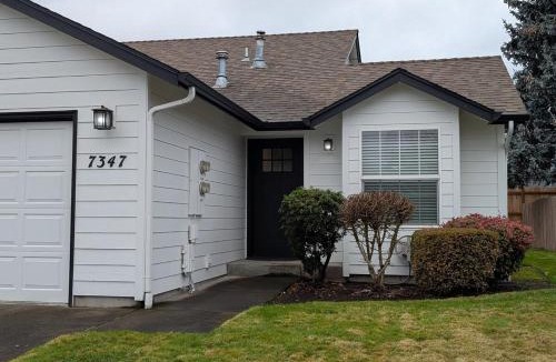Keizer House | Cozy North Keizer Retreat with fireplace