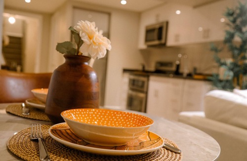 Oakville House | Cozy Oakville 1- Bedroom studio apt w/private entrance/kitchen/wi-fi/parking