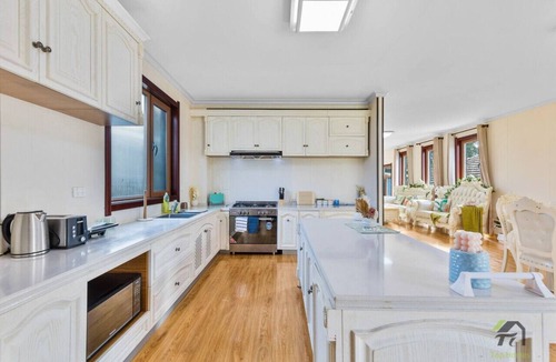 Ryde House | Cozy Oasis in Great Location with fun