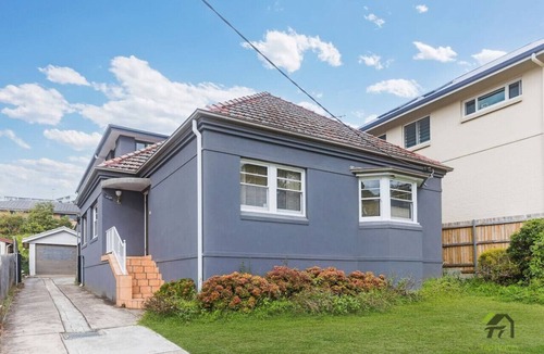 Ryde House | Cozy Oasis in Great Location with fun