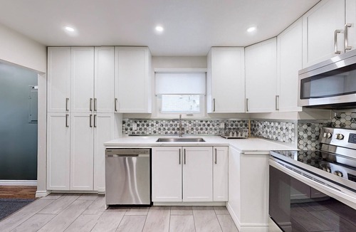 Durham Region House | Cozy Oasis in Oshawa! Spacious 3-bedroom, 1-bathroom apartment.