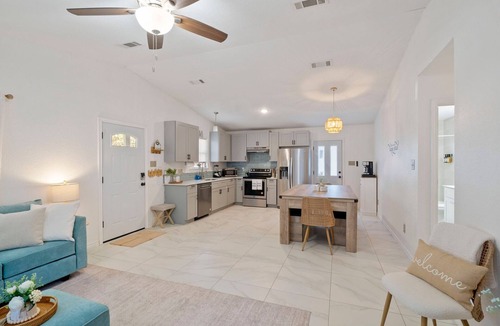 San Marcos House | Cozy Oasis in San Marcos TX, Modern, Pet Friendly, convenient Location, Sleeps 8