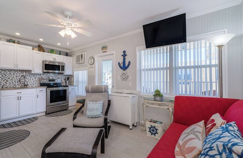 North Redington Beach Condo | Cozy Oceanfront Studio with Balcony- Walk to Everything!