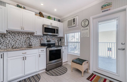 North Redington Beach Condo | Cozy Oceanfront Studio with Balcony- Walk to Everything!