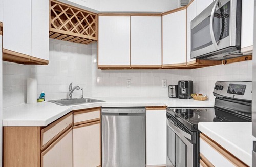 Mid Beach Apartment | Cozy Ocean View Condo Beach Service 607