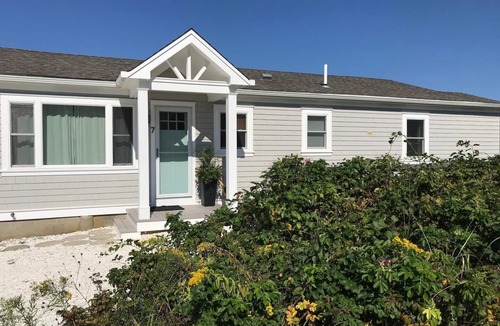 East Sandwich Cottage | Cozy Oceanfront Cottage with your own beach-no walking needed!