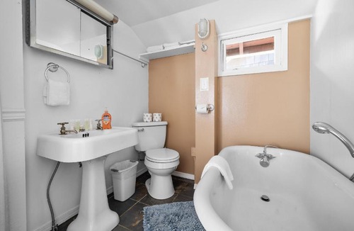 Depoe Bay House | Cozy Oceanfront Cottage Located on Pirate Cove