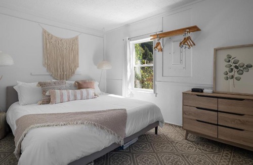 Depoe Bay House | Cozy Oceanfront Cottage Located on Pirate Cove