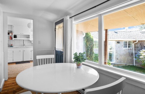 Depoe Bay House | Cozy Oceanfront Cottage Located on Pirate Cove