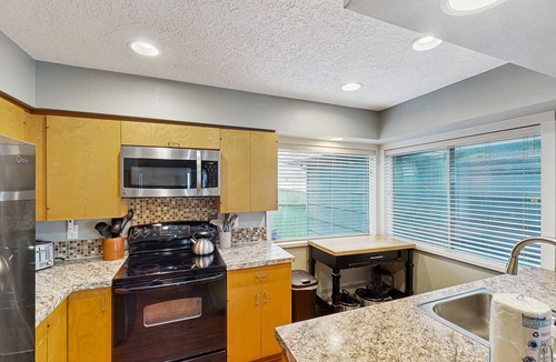 Roads End Cottage | Cozy Oceanview Cottage in Great Location - Close to Beach