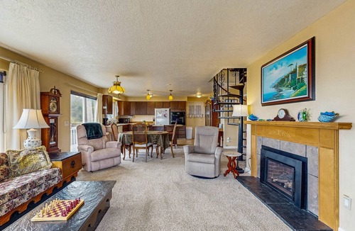 Roads End Apartment | Cozy Oceanview Home with the Best Vistas in Road's End - Dogs Welcome