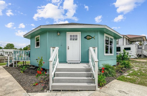 Gulf Breeze House | Cozy Octagon Bungalow, Sleeps 6, 15 mins to Beach