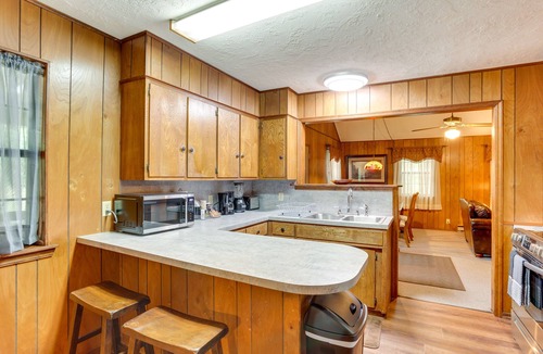 Davis House | Cozy Oklahoma Retreat w/Patio, Fire Pit & Grill!