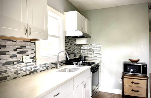 Evanston Apartment | Cozy Old Chicago Style Retreat in Evanston