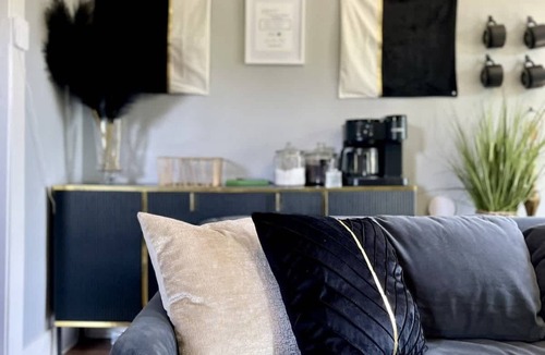 Evanston Apartment | Cozy Old Chicago Style Retreat in Evanston