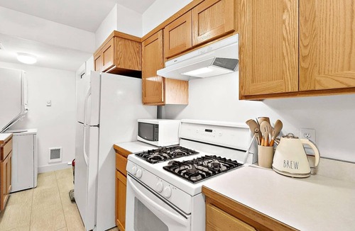 Old Town Condo | Cozy Old Town condo + Garage + Patio Steps to Ruston Way!