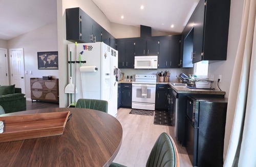 Apex House | Cozy on Ger-Maine St. 1 Mile From Downtown Apex