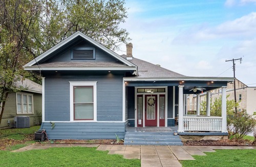 Junius Heights House | Cozy on Victor: 3 Bedrooms of Style & Comfort
