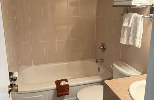Silvertown Apartment | Cozy One Bedroom Suite with Breakfast included - on Niagara Gorge