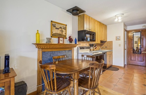 Central Vermont- Killington Condo | Cozy One-Bedroom Edgemont Condo with Ski Access & Fireplace B3