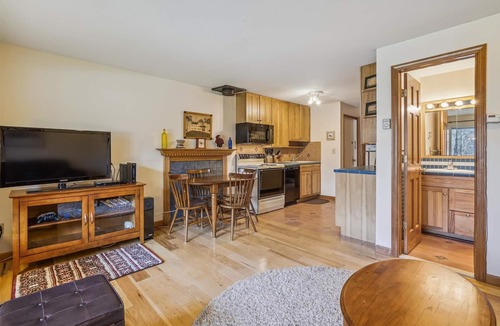 Central Vermont- Killington Condo | Cozy One-Bedroom Edgemont Condo with Ski Access & Fireplace B3