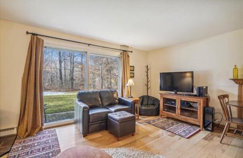 Killington House | Cozy One-Bedroom Edgemont Condo with Ski Access & Fireplace B3